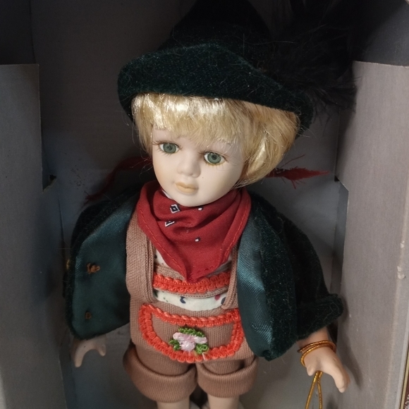 Nursery book collection Petite Porcelain Dolll VIN - Picture 6 of 7